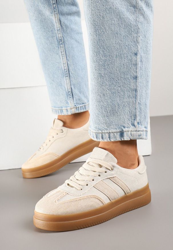 Renee - Beżowe Sneakersy Tenisówki Ozdobione Paskami Falaviela. Okazja: na co dzień. Zapięcie: pasek. Kolor: beżowy. Materiał: jeans, skóra, materiał. Wzór: aplikacja