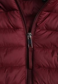 Renee - Bordowa Przejściowa Kurtka Pikowana z Kapturem z Możliwością Odpięcia Pretiga. Okazja: na spacer. Typ kołnierza: kaptur. Kolor: czerwony. Materiał: nylon, jeans #5