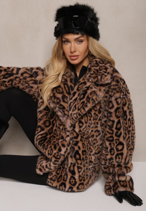 Renee - Brązowa Futrzana Kurtka w Panterkowy Print z Kieszeniami Delinnea. Okazja: na co dzień. Kolor: brązowy. Materiał: futro. Długość rękawa: długi rękaw. Długość: długie. Wzór: nadruk. Styl: elegancki, casual