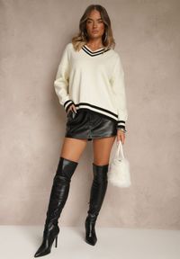 Renee - Jasnobeżowy Sweter Preppy z Dodatkiem Kaszmiru Lincire. Typ kołnierza: dekolt w serek. Kolor: beżowy. Materiał: kaszmir. Wzór: aplikacja. Styl: elegancki
