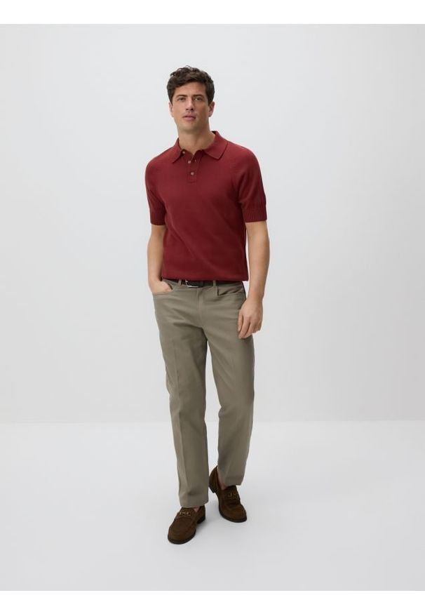 Reserved - Bawełniany sweter polo - czerwony. Typ kołnierza: polo. Kolor: czerwony. Materiał: bawełna