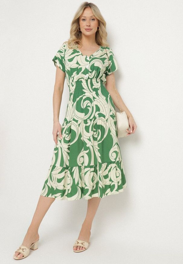 Born2be - Zielona Sukienka z Bawełny Ozdobiona Guzikami i Geometrycznym Wzorem Talissea. Okazja: na co dzień. Typ kołnierza: dekolt w kształcie V. Kolor: zielony. Materiał: bawełna. Wzór: aplikacja, geometria. Sezon: lato. Styl: casual