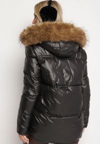 Born2be - Czarna Kurtka Pikowana z Kapturem z Odpinanym Futerkiem i Dłuższym Tyłem Clorina. Okazja: na co dzień. Typ kołnierza: kaptur. Kolor: czarny. Materiał: futro. Długość: długie. Wzór: aplikacja. Styl: sportowy, klasyczny, casual, elegancki #3