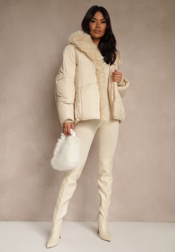 Renee - Beżowa Oversizowa Kurtka z Pikowanymi Przeszyciami i Futrem Silvitila. Okazja: na co dzień. Kolor: beżowy. Materiał: futro. Styl: casual
