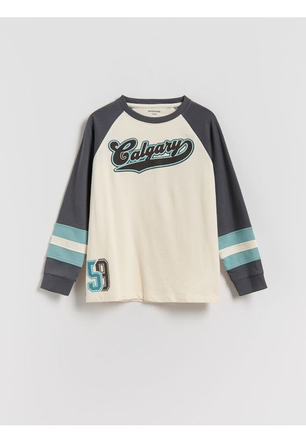 Reserved - Bawełniany longsleeve - złamana biel. Materiał: bawełna. Długość rękawa: długi rękaw