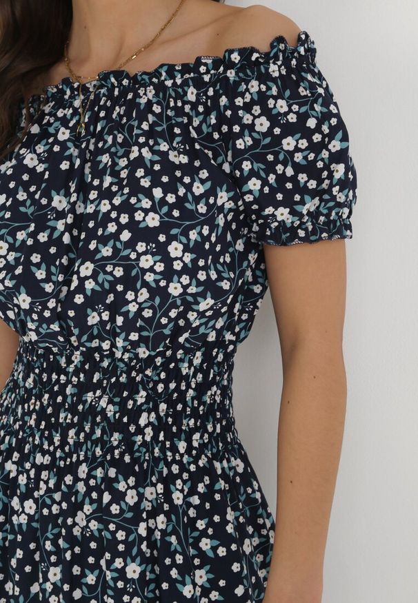 Born2be - Granatowa Bawełniana Sukienka Hiszpanka w Kwiaty z Marszczoną Gumką w Talii Rosaliya. Typ kołnierza: dekolt hiszpanka. Kolor: niebieski. Materiał: bawełna. Wzór: kwiaty