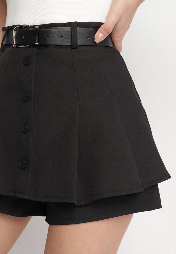 Born2be - Czarne Wiskozowe Spódnico-Szorty Ozdobione Guzikami i Paskiem Sanioris. Okazja: na co dzień, na imprezę, na spacer. Kolor: czarny. Materiał: wiskoza. Wzór: aplikacja. Sezon: wiosna, lato. Styl: casual, elegancki