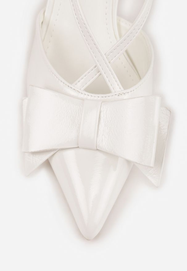 Renee - Białe Szpilki VICES z Aplikacją w Kształcie Kokardy Evithe. Nosek buta: szpiczasty. Zapięcie: sprzączka. Kolor: biały. Materiał: skóra, lakier. Wzór: aplikacja. Sezon: lato. Obcas: na szpilce. Wysokość obcasa: średni
