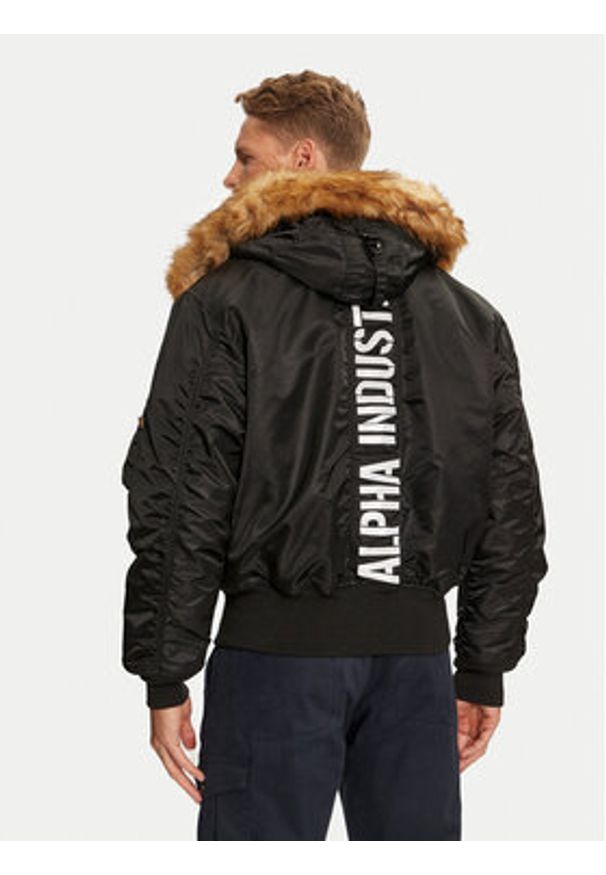 Alpha Industries Kurtka zimowa 113145 Czarny Regular Fit. Kolor: czarny. Materiał: syntetyk. Sezon: zima