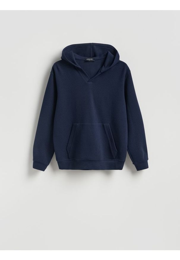 Reserved - Dzianinowa bluza z kapturem - granatowy. Typ kołnierza: kaptur. Kolor: niebieski. Materiał: dzianina