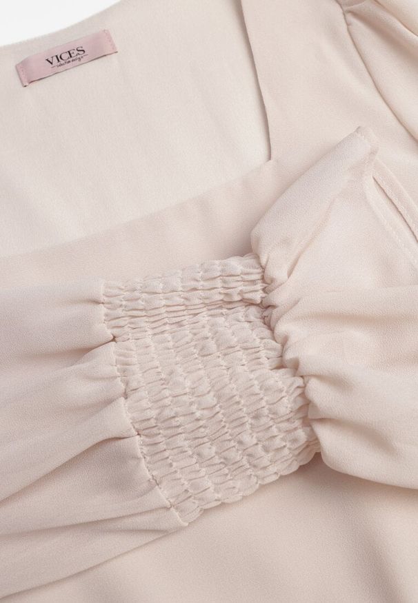 Renee - Beżowa Sukienka VICES z Półtransparentnymi Rękawami Wiązania w Talii Resmosa. Okazja: na co dzień, na randkę. Typ kołnierza: dekolt kwadratowy. Kolor: beżowy. Materiał: skóra, materiał. Styl: casual, elegancki