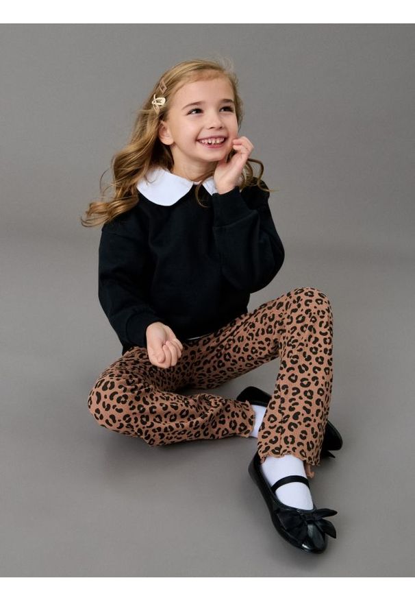 Sinsay - Spodnie flare ze wzorem w panterkę - wielobarwny. Wzór: motyw zwierzęcy