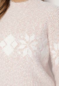 Born2be - Jasnoróżowy Puchaty Sweter z Nadrukiem Amiura. Kolor: różowy. Materiał: dzianina. Wzór: nadruk. Sezon: jesień, zima #2