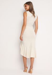 Born2be - Beżowa Dopasowana Sukienka Ozdobiona Falbaną i Kwiatkiem Mrivia. Okazja: na imprezę. Typ kołnierza: dekolt w kształcie V. Kolor: beżowy. Wzór: aplikacja, kwiaty. Styl: elegancki #4