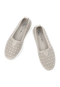 Półbuty damskie Filippo, cholewka ze skóry naturalnej licowej wsuwany fason zabudowany przód, beżowe, DP4555/26. Kolor: beżowy. Materiał: skóra. Szerokość cholewki: normalna #6