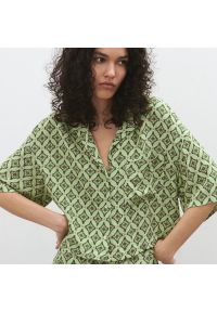 Reserved - Koszula ze strukturalnej tkaniny - Zielony. Kolor: zielony. Materiał: tkanina
