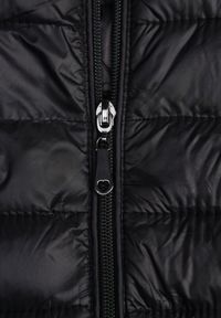 Renee - Czarna Kurtka Ozdobiona Pikowaniem i Kieszeniami na Suwak Mivuria. Okazja: na co dzień. Kolor: czarny. Materiał: jeans. Wzór: aplikacja. Styl: casual, elegancki #4