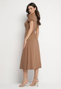 Born2be - Brązowa Sukienka Rozkloszowana z Wiskozą z Poduszkami w Ramionach Awerla. Okazja: na co dzień. Typ kołnierza: dekolt w kształcie V. Kolor: brązowy. Materiał: wiskoza. Długość rękawa: krótki rękaw. Styl: klasyczny, casual, elegancki #5