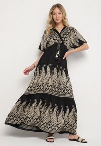 Born2be - Czarna Kopertowa Sukienka z Wiskozy Ozdobiona Frędzlami Redare. Okazja: na co dzień. Typ kołnierza: dekolt w serek. Kolor: czarny. Materiał: wiskoza. Wzór: aplikacja. Typ sukienki: kopertowe. Styl: casual, klasyczny, boho #3