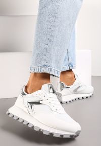 Renee - Białe Sneakersy na Grubej Podeszwie z Protektorem Ozdobione Wstawkami i Przeszyciami Anemil. Kolor: biały. Wzór: aplikacja #1