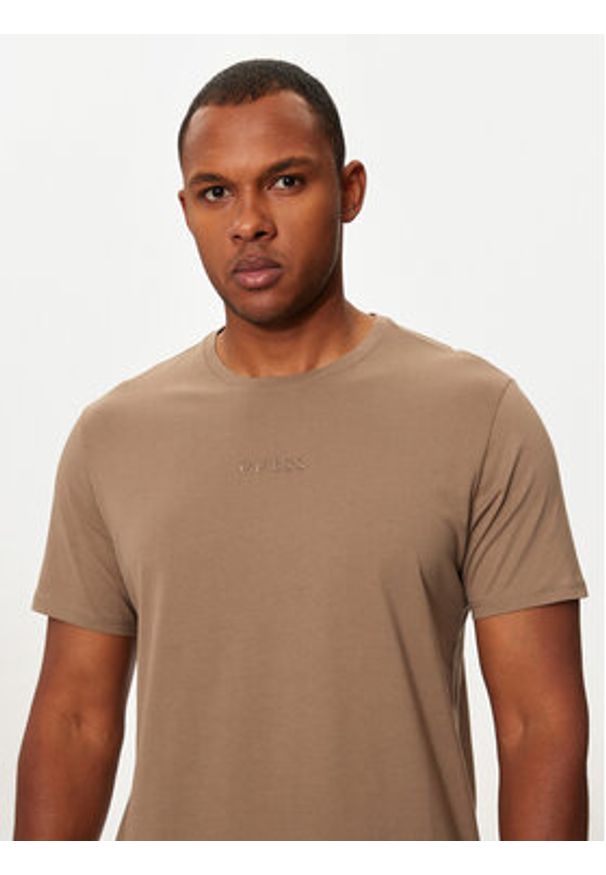 Guess T-Shirt M4GP39 K7HD0 Brązowy Regular Fit. Kolor: brązowy. Materiał: bawełna