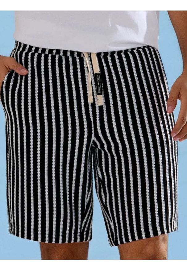 Sinsay - Dzianinowe szorty w paski - czarny. Kolor: czarny. Materiał: dzianina. Wzór: paski