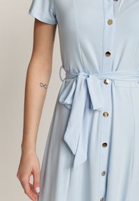Renee - Jasnoniebieska Sukienka Asheila. Kolor: niebieski. Materiał: materiał. Długość rękawa: krótki rękaw. Wzór: aplikacja. Typ sukienki: koszulowe. Długość: midi #2