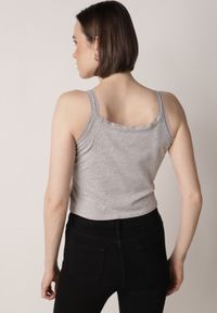 Born2be - Szary Top z Bawełny Ozdobiony Guzikami i Koronką przy Dekolcie Beralie. Okazja: na co dzień. Kolor: szary. Materiał: bawełna, koronka. Wzór: aplikacja, koronka. Styl: casual, elegancki, klasyczny #3