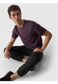 4f - T-shirt z bawełny organicznej z nadrukiem męski - fioletowy. Okazja: na co dzień. Kolor: fioletowy. Materiał: bawełna. Długość rękawa: krótki rękaw. Długość: krótkie. Wzór: nadruk. Styl: sportowy, casual #1
