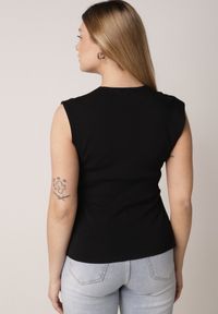 Born2be - Czarna Bluzka z Wiskozą Kopertowym Dekoltem i Metalową Klamrą z Boku Sanviel. Kolor: czarny. Materiał: wiskoza #6