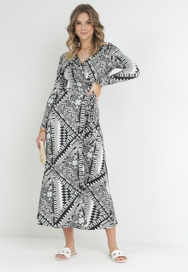 Born2be - Czarno-Biała Kopertowa Sukienka Maxi w Fantazyjny Print Aldotine. Okazja: na co dzień. Typ kołnierza: dekolt w kształcie V. Kolor: czarny. Wzór: nadruk. Typ sukienki: kopertowe. Materiał: dzianina, wiskoza. Długość rękawa: długi rękaw. Styl: casual. Długość: maxi