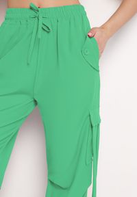 Born2be - Zielone Spodnie Bojówki o Luźnym Kroju ze Sznurkami po Bokach Tizelle. Okazja: na co dzień. Kolor: zielony. Długość: długie. Styl: elegancki, casual #7