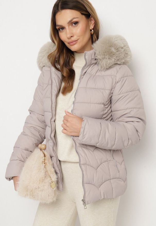 Born2be - Jasnoszara Pikowana Kurtka z Odpinanym Kapturem i Futrzaną Podszewką Reandira. Okazja: na co dzień, na spacer. Kolor: szary. Materiał: futro. Styl: casual, elegancki