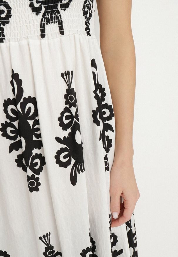 Born2be - Biała Wiskozowa Sukienka w Ornamentalne Wzory o Rozkloszowanym Kroju Divessa. Kolor: biały. Materiał: wiskoza. Długość rękawa: krótki rękaw. Typ sukienki: proste