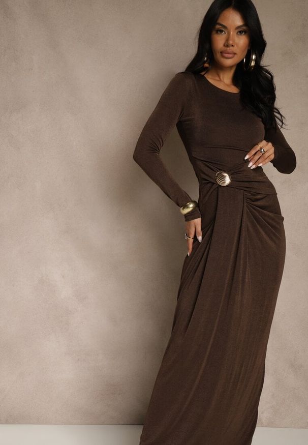 Renee - Brązowa Marszczona Sukienka Koktajlowa Zdobiona Aplikacją w Talii Siweda. Kolor: brązowy. Materiał: futro, lakier. Wzór: aplikacja. Styl: wizytowy