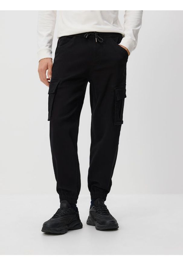 Reserved - Jeansy cargo jogger - czarny. Kolor: czarny. Materiał: jeans