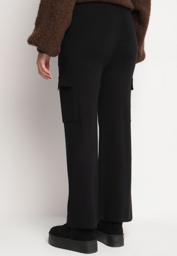 Born2be - Czarne Dzianinowe Spodnie o Szerokim Kroju z Gumką w Pasie i Kieszeniami Emarissea. Okazja: na co dzień. Kolor: czarny. Materiał: dzianina. Styl: elegancki, wizytowy, casual