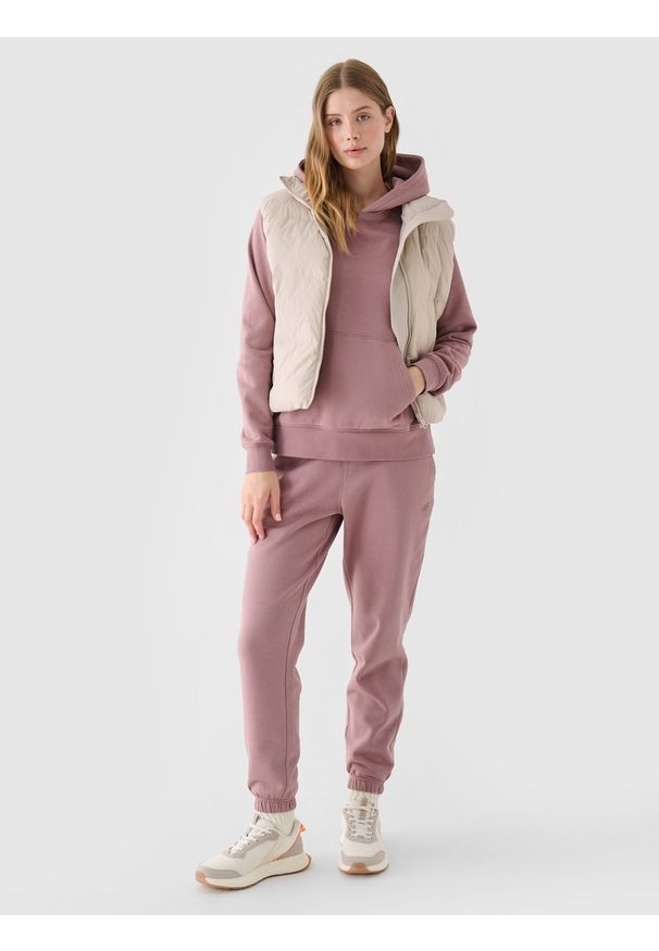 4f - 4F Bluza dresowa nierozpinana z kapturem damska - różowa XS. Okazja: na co dzień. Typ kołnierza: kaptur. Kolor: różowy. Materiał: dresówka. Długość rękawa: raglanowy rękaw. Wzór: ze splotem, gładki. Styl: sportowy, casual