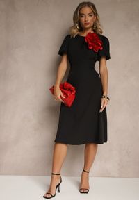 Renee - Czarna Rozkloszowana Sukienka Vices Ozdobiona Odpinanym Kwiatem 3D Koleira. Okazja: na co dzień. Kolor: czarny. Wzór: aplikacja, kwiaty. Styl: klasyczny, casual #3