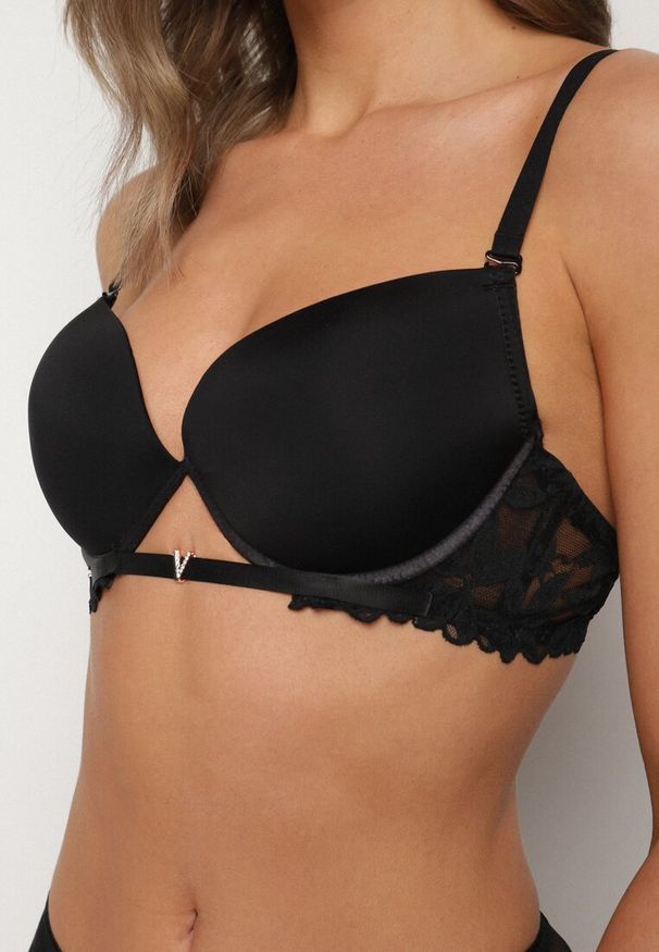 Born2be - Czarny Biustonosz Push-Up z Koronkowym Paskiem Sarolin. Kolor: czarny. Materiał: koronka. Rodzaj stanika: push-up