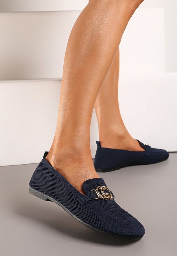 Renee - Granatowe Mokasyny Wsuwane ze Ściętym Noskiem i Metaliczną Klamerką Kanela. Okazja: na co dzień. Zapięcie: bez zapięcia. Kolor: niebieski. Styl: elegancki, casual