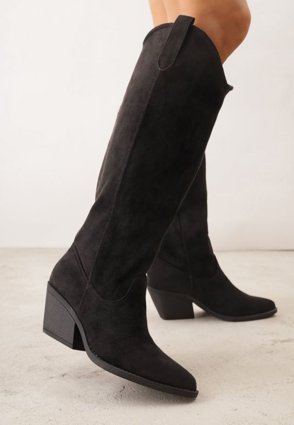 Renee - Czarne Kozaki Kowbojki na Stożku z Gładką Cholewką z Imitacji Zamszu Halille. Nosek buta: otwarty. Kolor: czarny. Materiał: zamsz. Szerokość cholewki: normalna. Wzór: gładki. Obcas: na stożku. Wysokość obcasa: średni