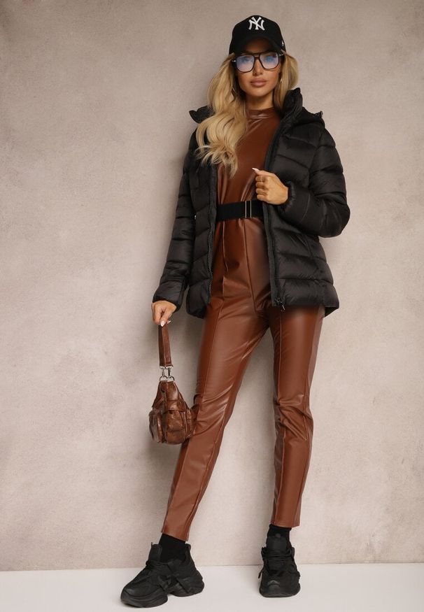 Renee - Czarna Kurtka z Odpinanym Kapturem Ozdobiona Pikowaniem Laosias. Okazja: na co dzień. Kolor: czarny. Materiał: jeans. Wzór: aplikacja. Styl: casual