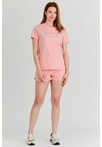 Guess - GUESS Brzoskwiniowy t-shirt damski z kolorowym logo. Kolor: różowy. Materiał: bawełna. Wzór: kolorowy