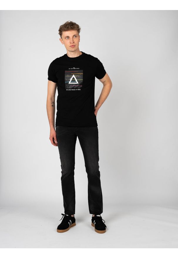 John Richmond T-Shirt | HMP25025TS | Mężczyzna | Czarny. Okazja: na co dzień. Kolor: czarny. Materiał: bawełna. Wzór: nadruk. Styl: casual