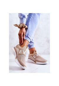Vinceza Damskie Buty Sportowe Wsuwane Beżowe Lorane beżowy. Zapięcie: bez zapięcia. Kolor: beżowy. Materiał: skóra, tworzywo sztuczne, lakier, materiał. Szerokość cholewki: normalna. Wzór: napisy. Obcas: na koturnie #3
