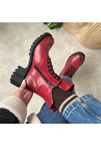 Czerwone skórzane botki damskie na traperze Filippo Dbt6501/25. Okazja: na co dzień, na spacer. Nosek buta: okrągły. Kolor: czerwony. Materiał: skóra. Szerokość cholewki: normalna. Sezon: zima, jesień. Obcas: na platformie. Styl: klasyczny, casual, elegancki #1