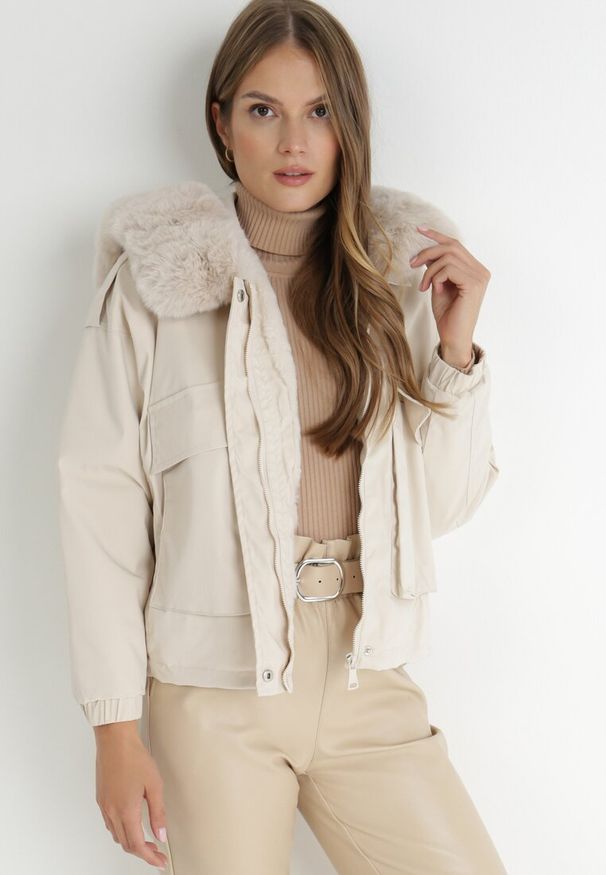 Born2be - Jasnobeżowa Kurtka z Futerkiem Vonop. Okazja: na co dzień. Kolor: beżowy. Materiał: futro. Sezon: zima, jesień. Styl: klasyczny, casual