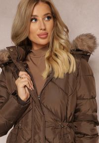 Renee - Brązowa Długa Pikowana Kurtka w Stylu Parki z Troczkiem w Pasie i Sztucznym Futerkiem Abelasa. Okazja: na co dzień. Kolor: brązowy. Materiał: futro. Długość: długie. Sezon: zima. Styl: casual, street, klasyczny #4