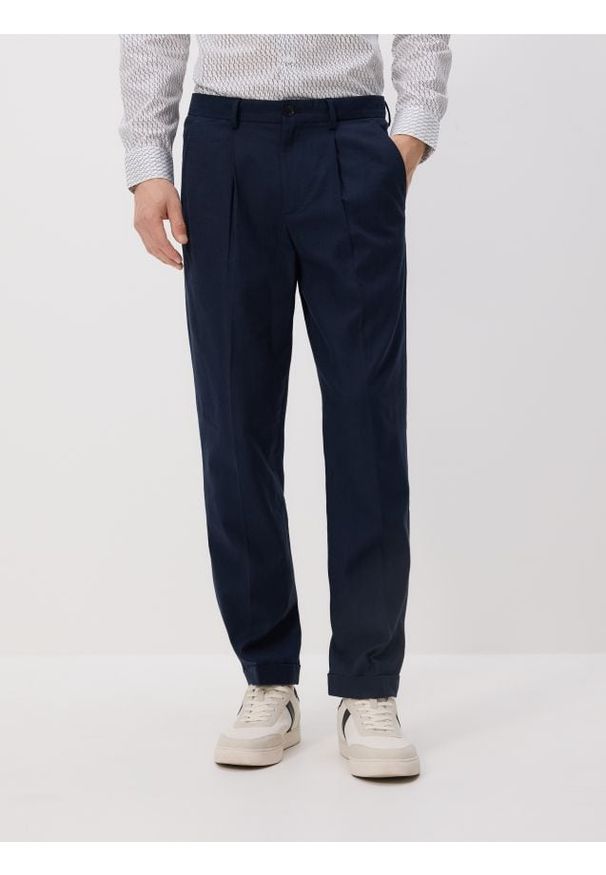 Reserved - Spodnie chino slim z lnem - granatowy. Kolor: niebieski. Materiał: len